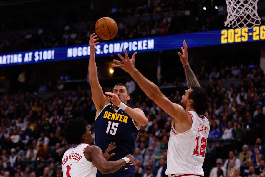 Nikola Jokic probiert es mit dem Hook Shot. Nikola Jokic probiert es mit dem Hook Shot.