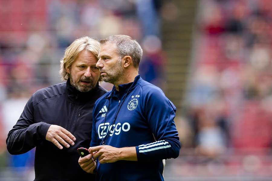 Sven Mislintat in overleg met voormalig Ajax-trainer Maurice Steijn
