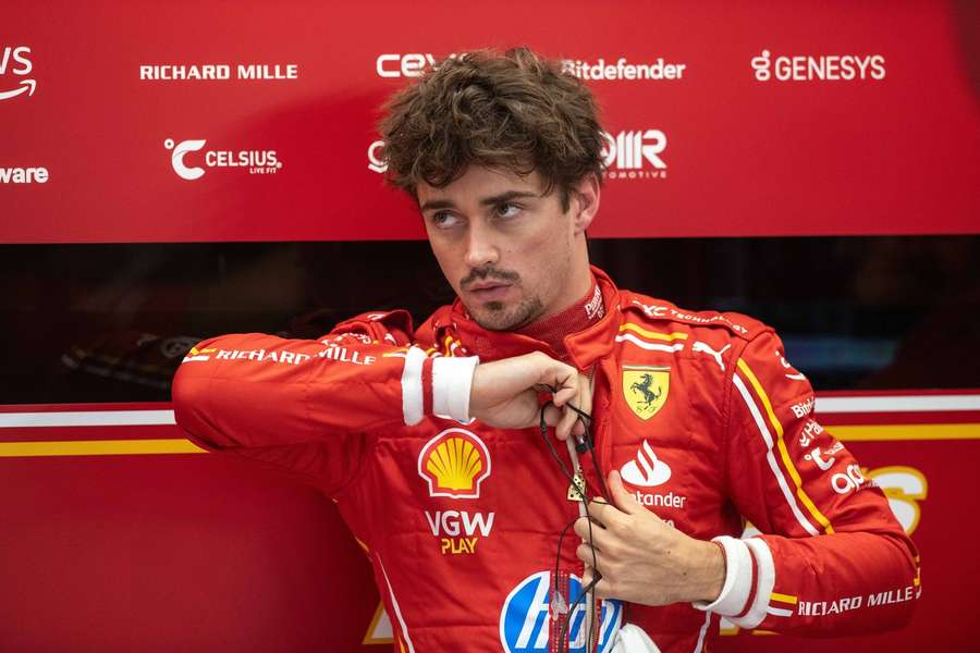 Charles Leclerc vyrazí do nedělního závodu z prvního místa.