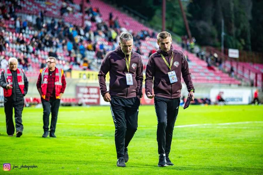 Štefan Markulík s hlavným trénerom Romanom Skuhravým.