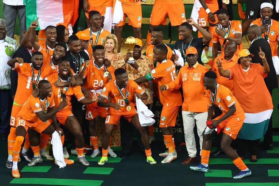 Die ivorische Nationalmannschaft feiert den Titel-Gewinn.