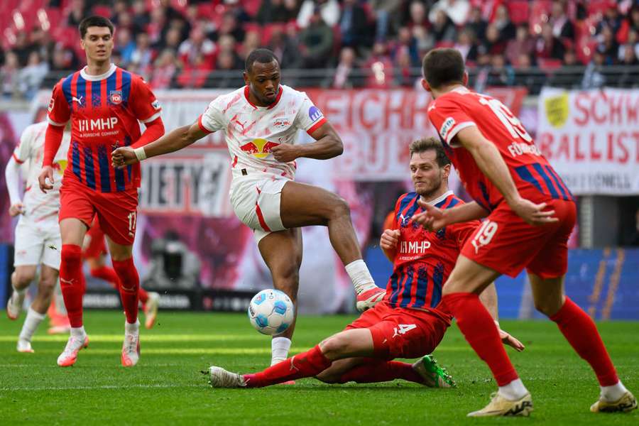 Lois Openda tenta il tiro durante Lipsia-Heidenheim