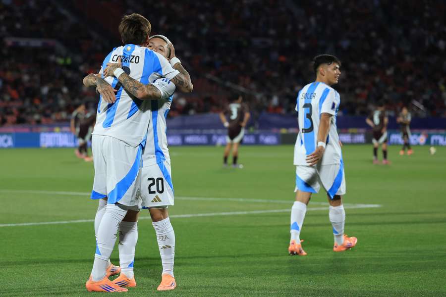 Prestianni abraça Maher Carrizo