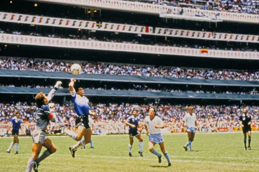 El balón de la Mano de Dios de Maradona se subastará en EEUU