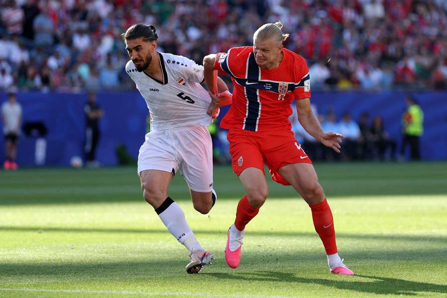 Milad Mohammadi au duel avec Erling Haaland Milad Mohammadi au duel avec Erling Haaland