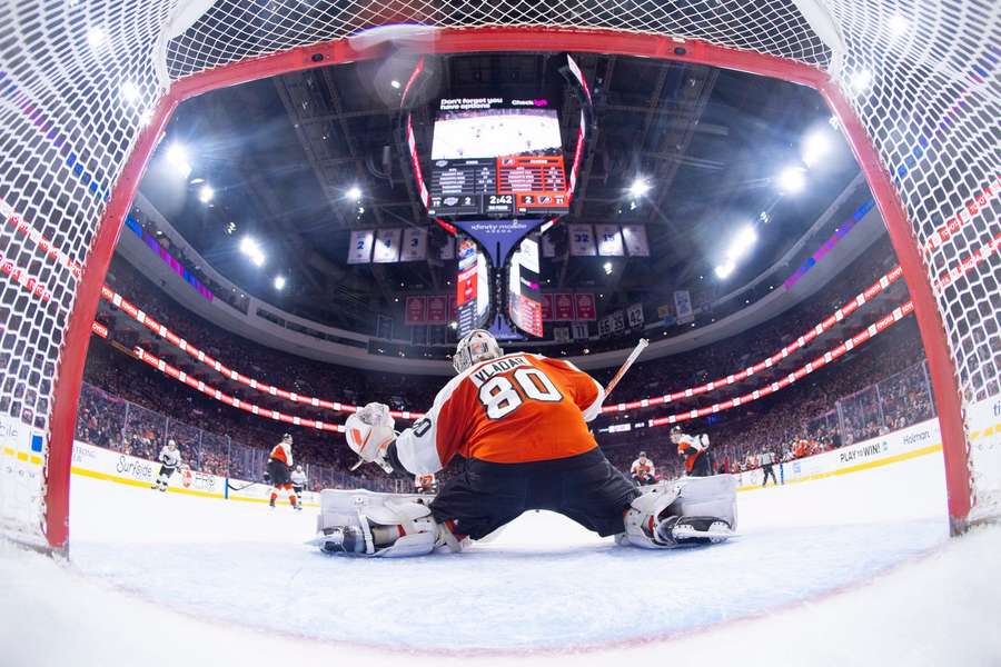 Daniel Vladař se s NHL rozloučil prohrou, v posledním zápasem před OH byl druhou hvězdou zápasu.