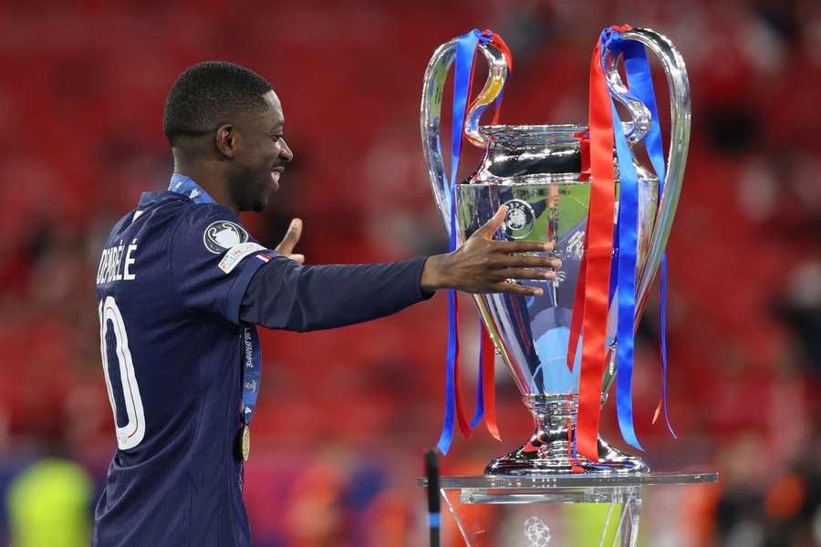 Ousmane Dembele przytula trofeum po finale Ligi Mistrzów UEFA Ousmane Dembele przytula trofeum po finale Ligi Mistrzów UEFA