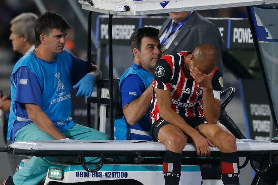 Lucas Moura sentiu lesão contra Talleres e deixou campo chorando