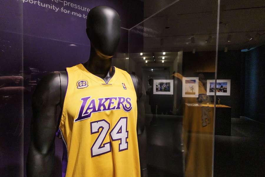 Shirt van in 2020 verongelukte basketballegende Kobe Bryant brengt 5,4 miljoen euro op