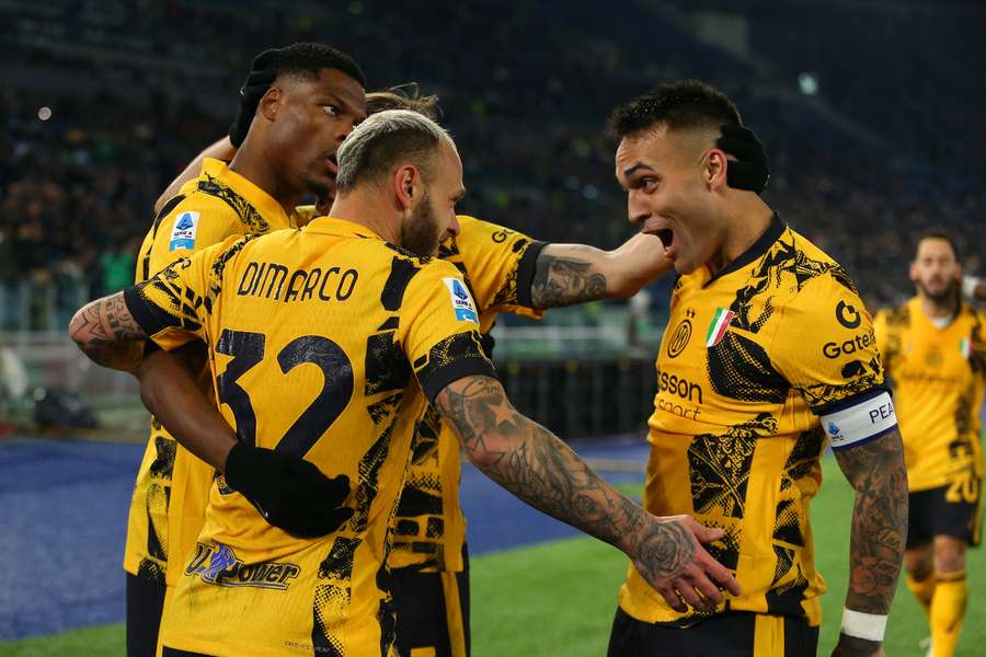 Dimarco celebrando un gol assieme a Lautaro