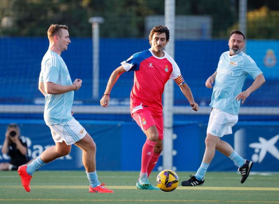 Samper, jugando con los veteranos del Espanyol
