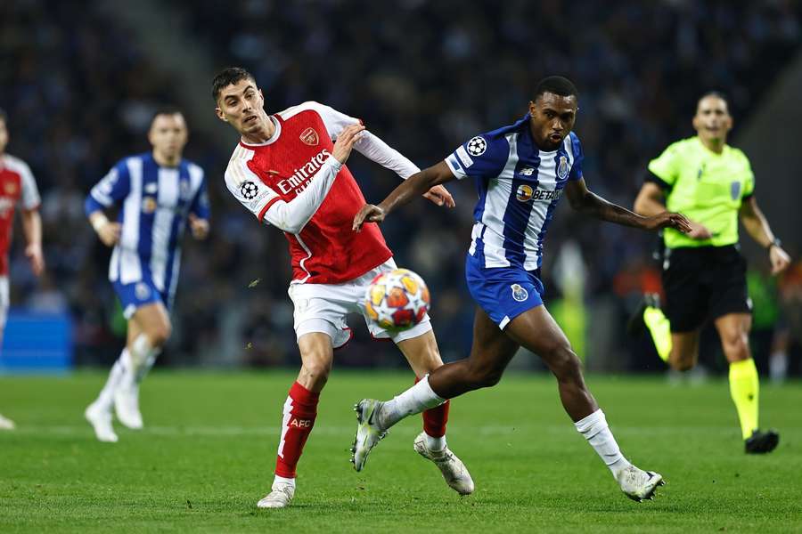 Otávio frente ao Arsenal nos oitavos da Liga dos Campeões