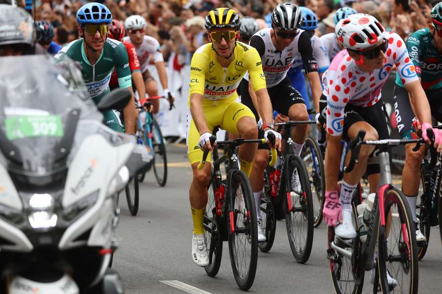 Peloton onderweg in tweede etappe Tour de France