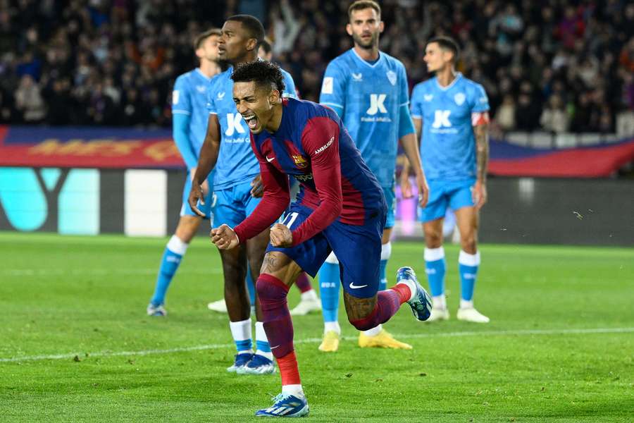 Raphinha fez o primeiro gol do jogo, no rebote do goleiro