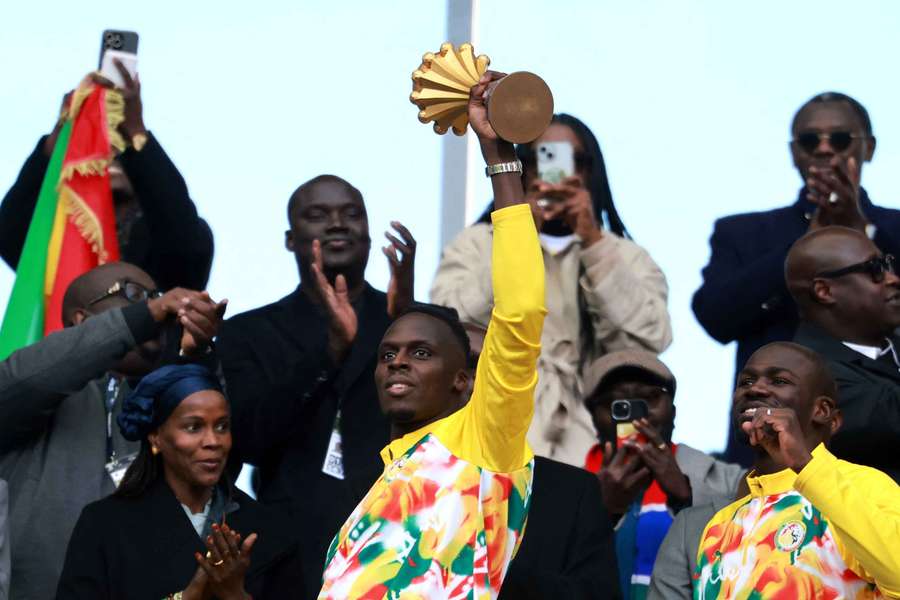 Edouard Mendy feiert mit der Trophäe in Paris