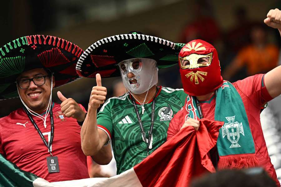 Adeptos a usarem máscaras e chapéus mexicanos nas bancadas do Portugal-Uzbequistão Adeptos a usarem máscaras e chapéus mexicanos nas bancadas do Portugal-Uzbequistão