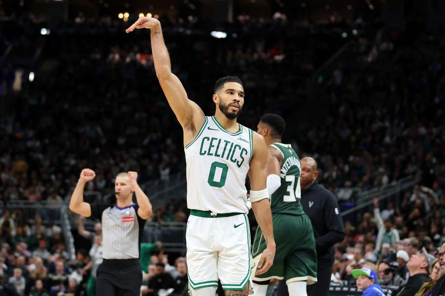 Tatum comanda a Boston frente a Milwaukee,