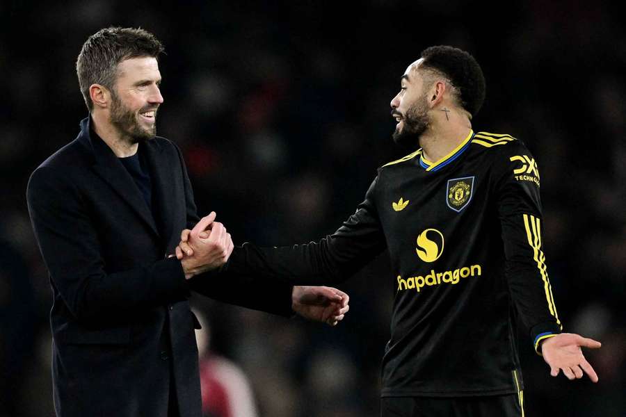 Carrick celebra com o Matheus Cunha Carrick celebra com o Matheus Cunha