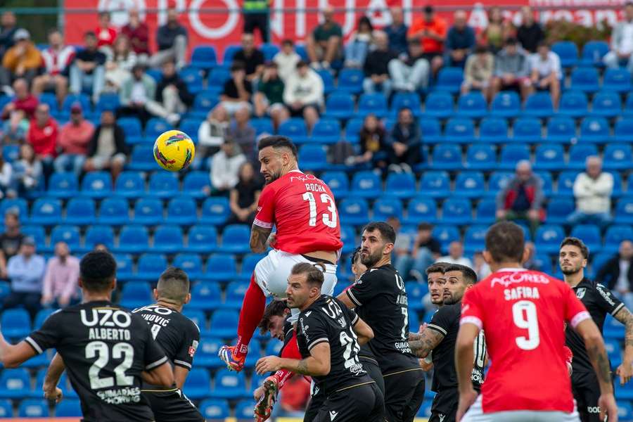 Luís Rocha em destaque no eixo defensivo do Santa Clara