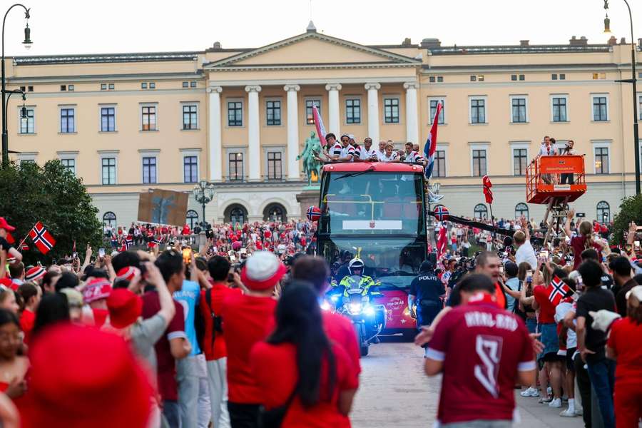 Piłkarze Norwegii powitani przez tysiące kibiców w Oslo Piłkarze Norwegii powitani przez tysiące kibiców w Oslo