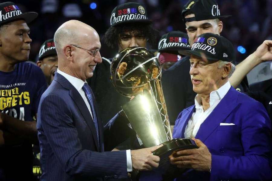 Kroenke recebe o troféu Larry O'Brien das mãos de Adam Silver, comissário da NBA