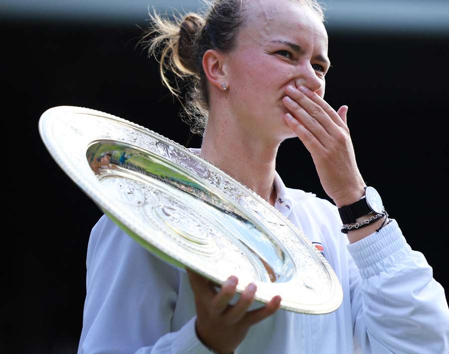 Barbora Krejcikova tras ganar la final de Wimbledon de 2024 a Paolini Barbora Krejcikova tras ganar la final de Wimbledon de 2024 a Paolini