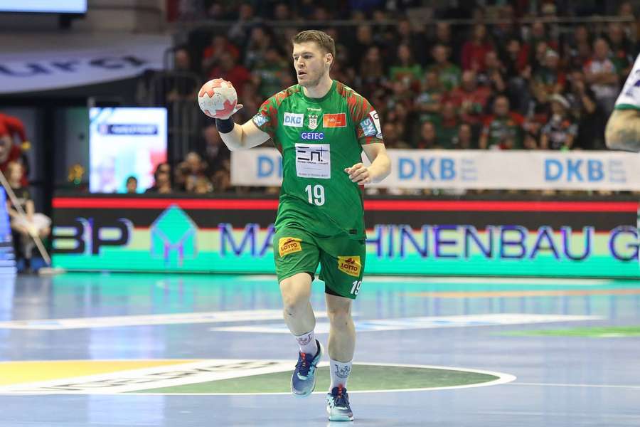 Elvar Oern Jonsson mit dem Ball.