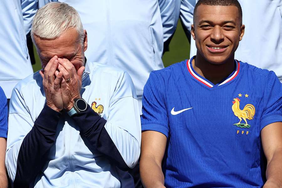 Mbappé ao lado de Deschamps durante foto oficial da seleção francesa