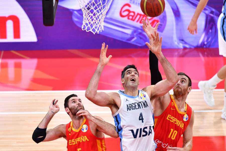 Rudy Fernández y Víctor Claver, ante Luis Scola Rudy Fernández y Víctor Claver, ante Luis Scola