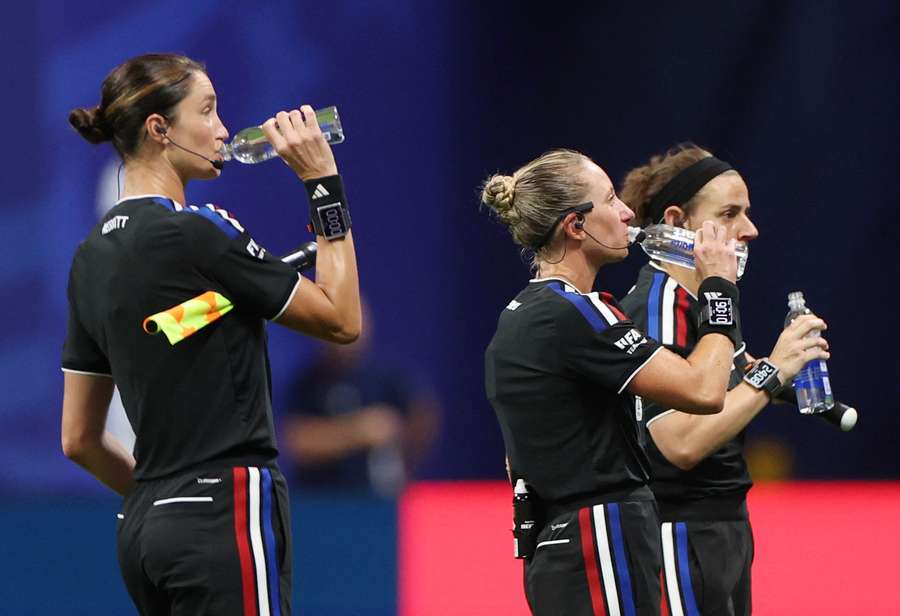 Arbitragem se refrescando na Copa Arbitragem se refrescando na Copa