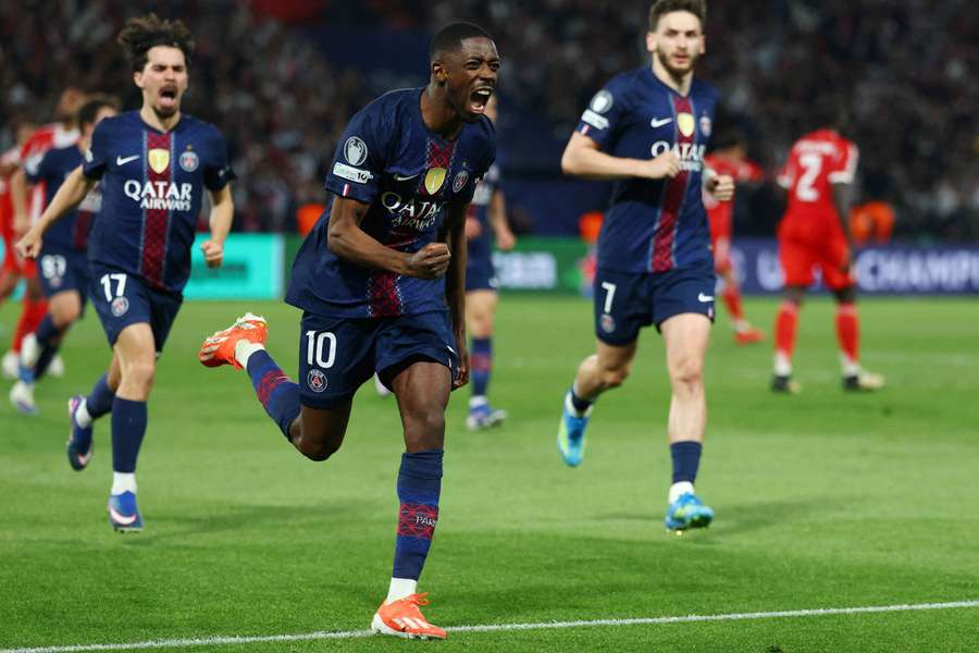 Dembélé dá o exemplo aos colegas de equipa.