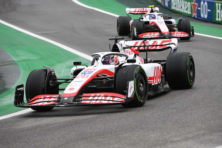 Zwei turbulente Tage für die beiden Haas-Piloten Kevin Magnussen (vorne) und Mick Schumacher.