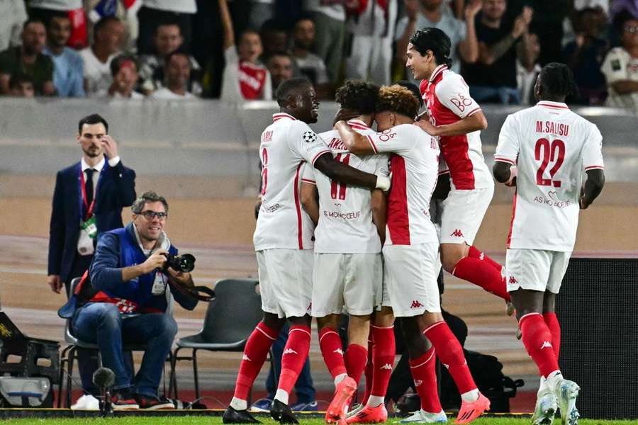 Radość graczy Monaco po golu na 1:0 w starciu z Barceloną