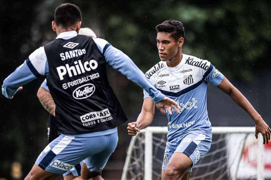 Elenco do Santos realiza treino no CT Rei Pelé