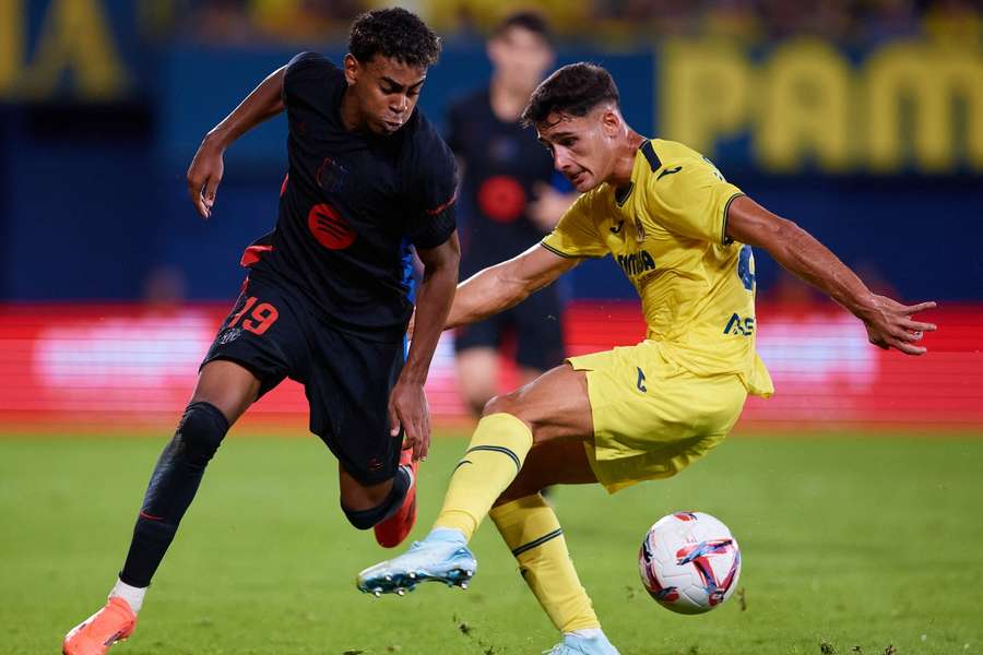 Sergi Cardona ante Lamine Yamal en el pasado Villarreal-Barça