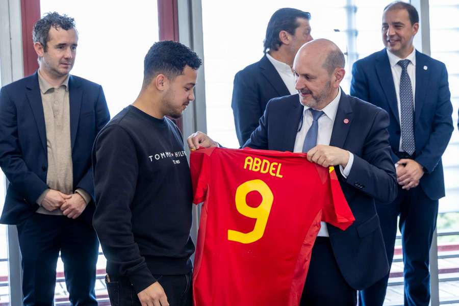 Abde y Louzán posan con una camiseta de la Roja.