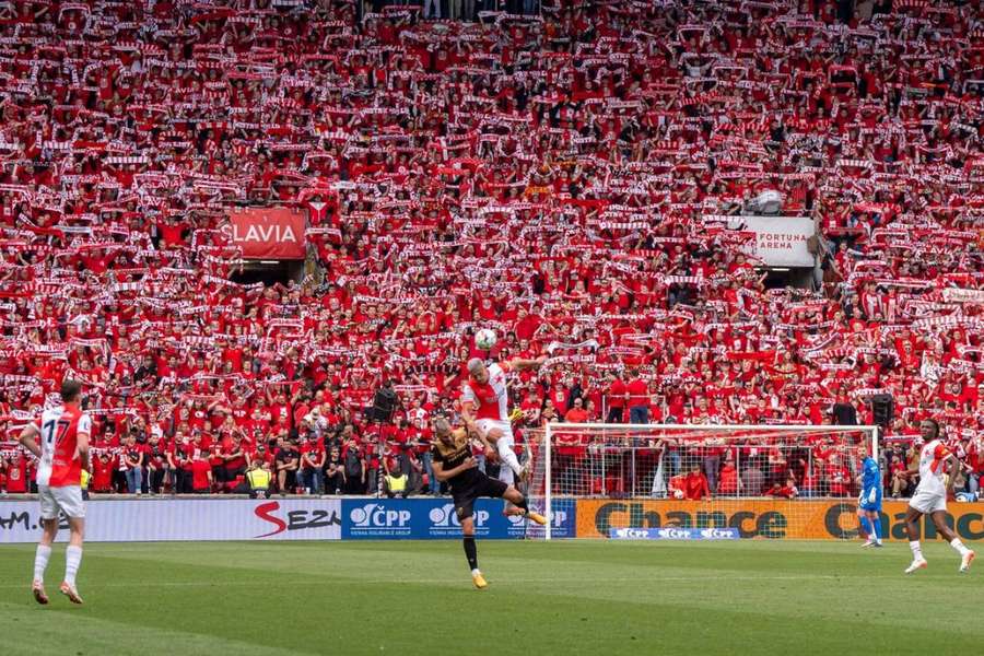 Fanoušci Slavie se nejen během domácích zápasů starali o skvělou atmosféru.
