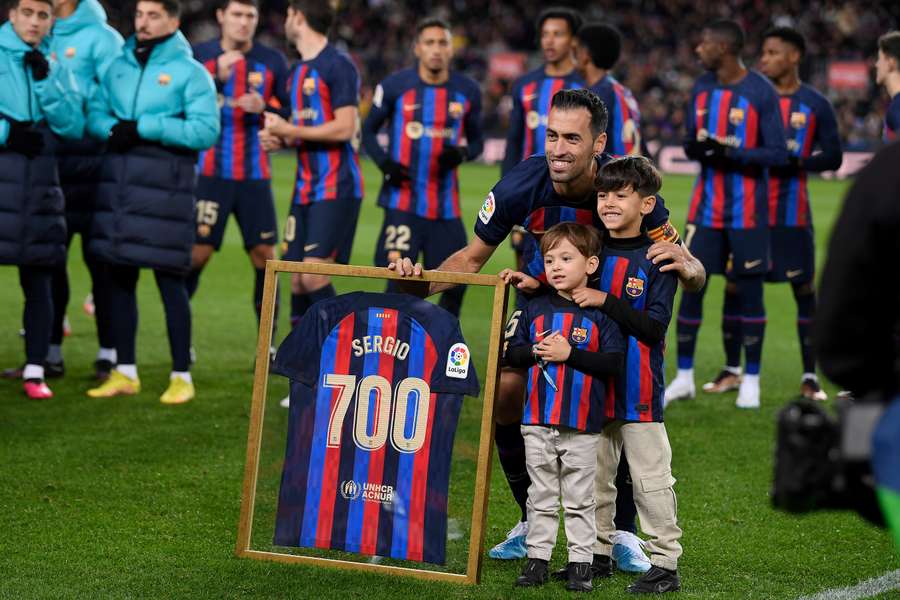 Busquets fue homenajeado por sus 700 partidos con el Barça