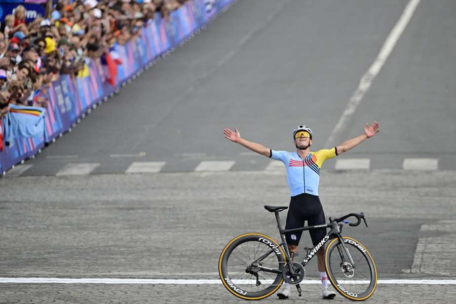 Remco Evenepoel celebra su victoria tras cruzar la meta