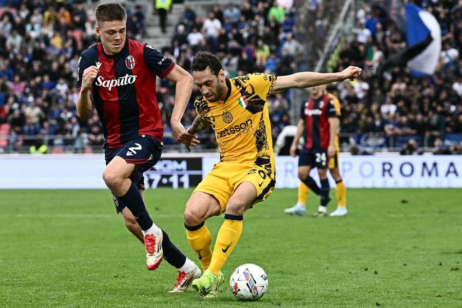 Hakan Calhanoglu de la Inter încearcă să protejeze mingea