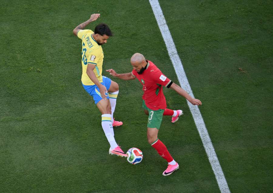 Lucas Paquetá em disputa de bola contra Marrocos Lucas Paquetá em disputa de bola contra Marrocos
