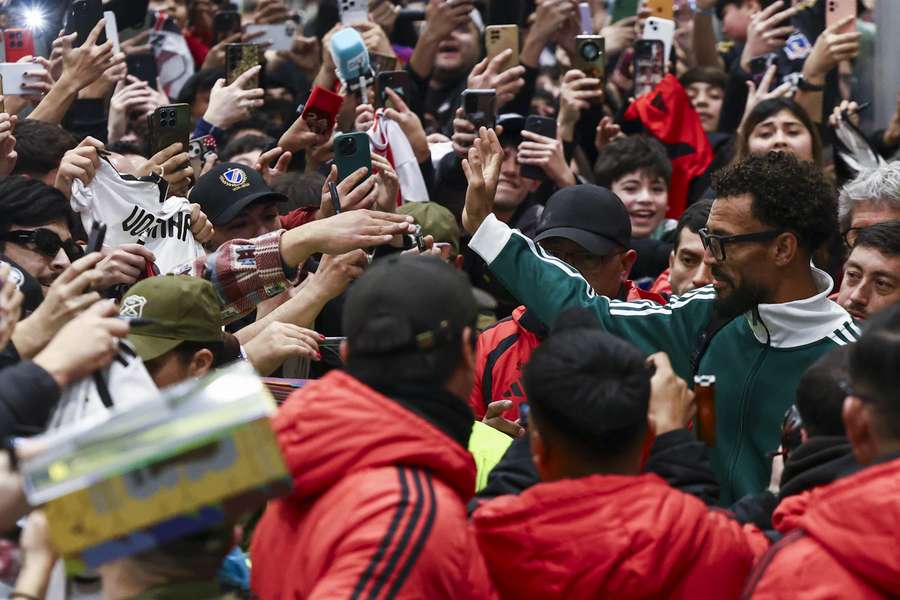 Vozinha al suo arrivo all'aeroporto di Santiago del Cile