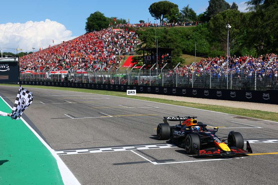 Verstappen wygrywa na Imoli. McLareny uzupełniają podium w taktycznym wyścigu