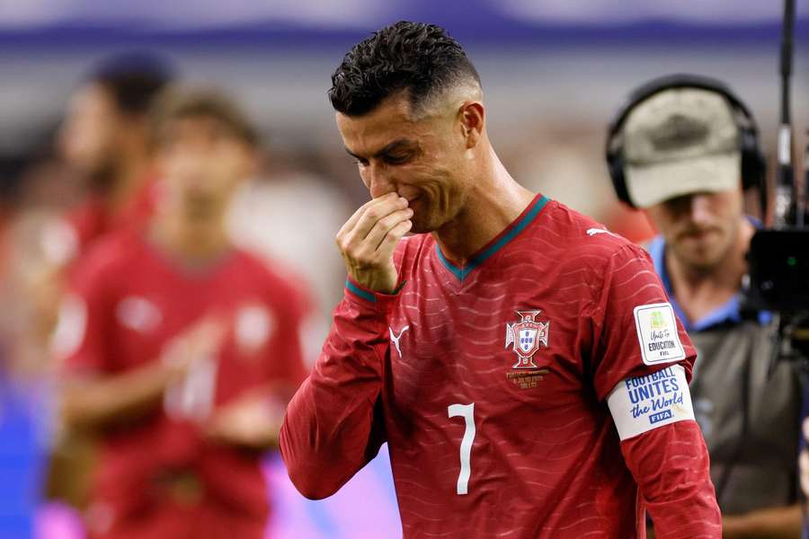 Cristiano Ronaldo se rozloučil s turnaji mistrovství světa v slzách. Cristiano Ronaldo se rozloučil s turnaji mistrovství světa v slzách.