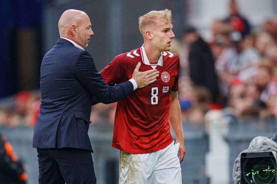 Riemer thanks Gustav Isaksen for his efforts after taking him off