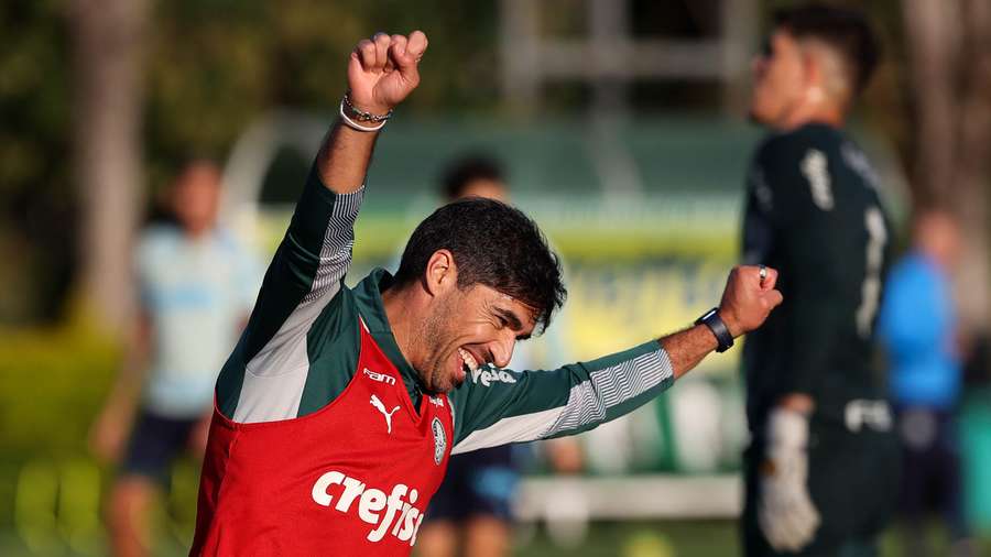 Abel em momento de descontração durante treino do Palmeiras Abel em momento de descontração durante treino do Palmeiras