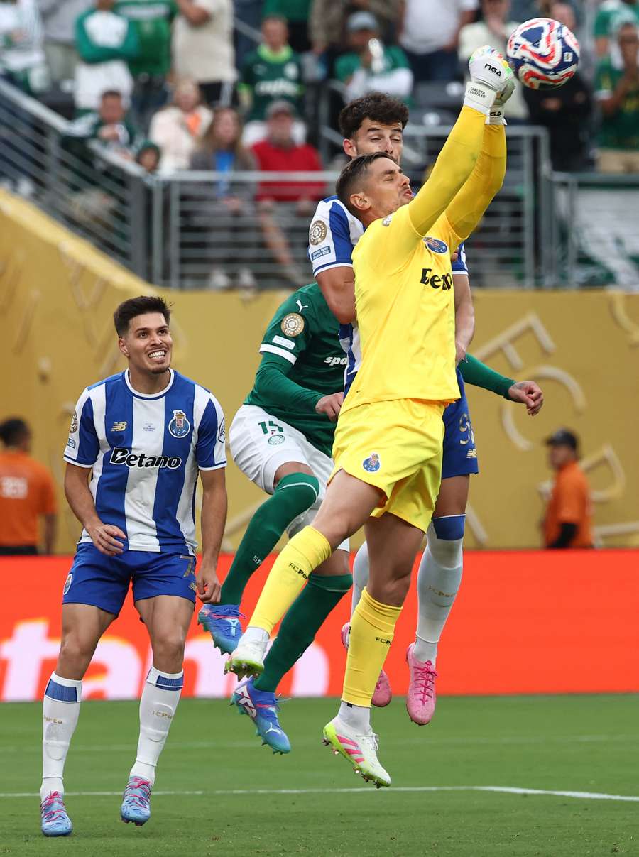 O goleiro Cláudio Ramos, do Porto, foi um dos destaques da partida O goleiro Cláudio Ramos, do Porto, foi um dos destaques da partida