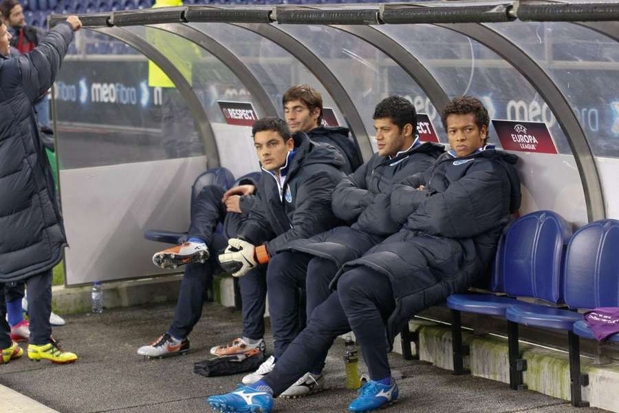 Tiago Maia ao lado de Hulk no banco do FC Porto