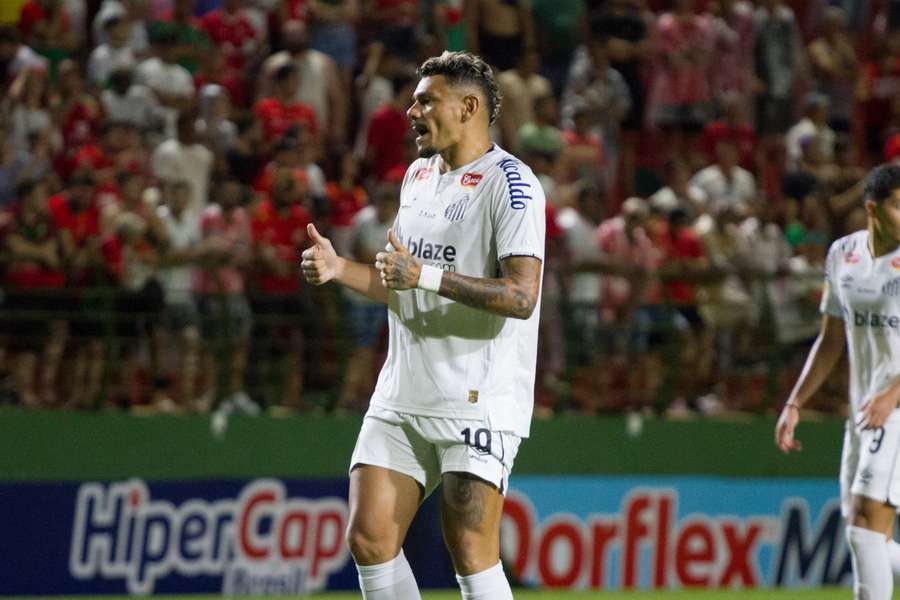 Tiquinho Soares entrou em campo já na etapa final Tiquinho Soares entrou em campo já na etapa final