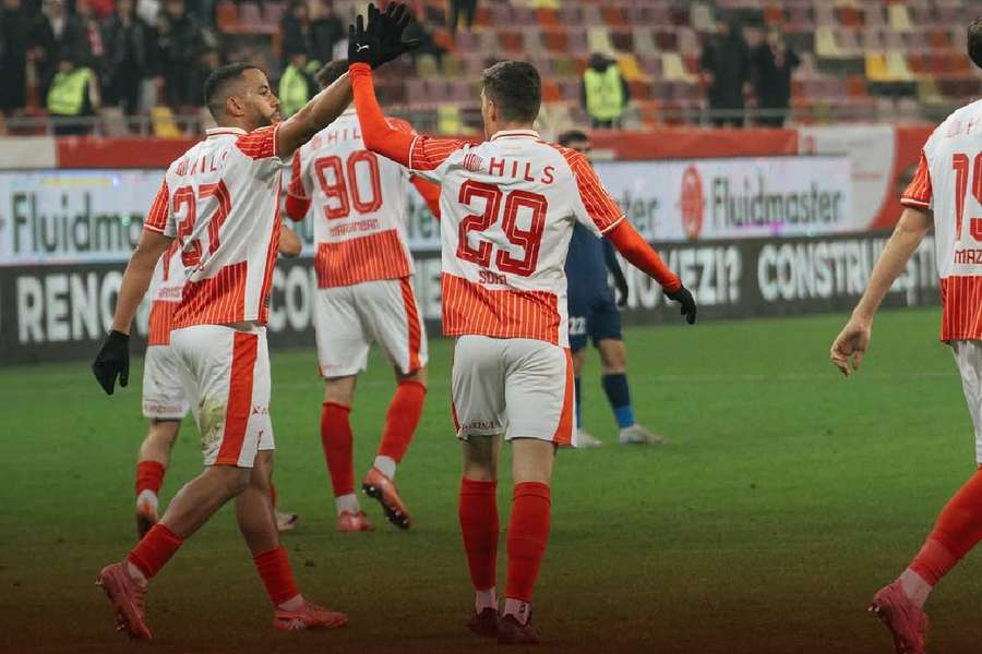 Jucătorii lui Dinamo se bucură după gol Jucătorii lui Dinamo se bucură după gol